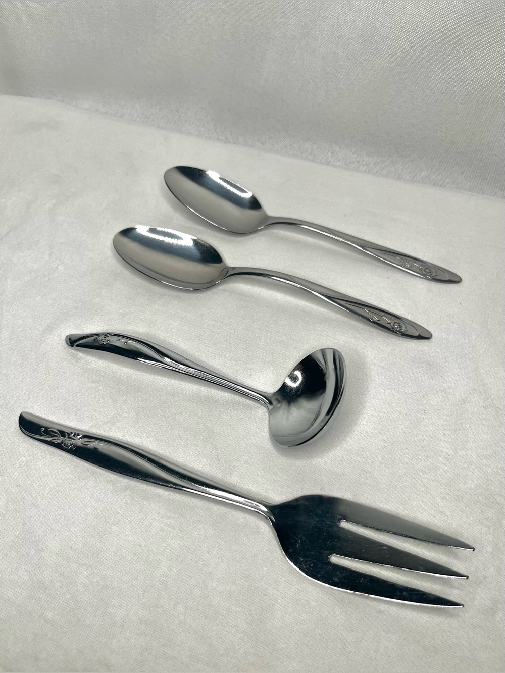 VINTAGE Dead Stock Americana Beauty Rose Flatware Set - New in Box - Picture 13 of 14